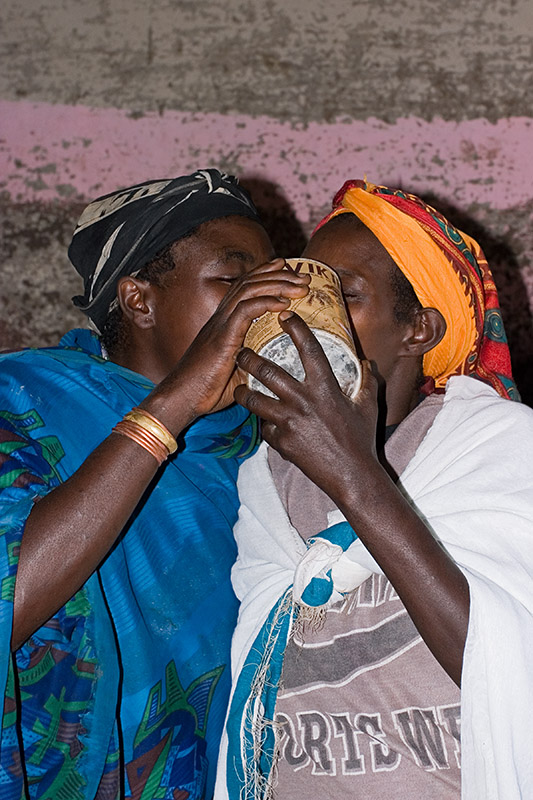 82   Dizi woman beer drinking   Maji